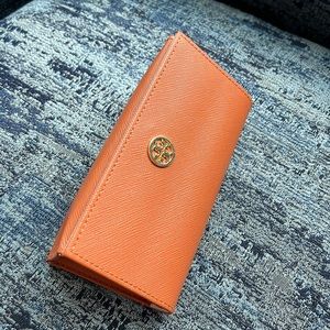 Beautiful Tory Burch case, can be used for sunglasses or as beauty case, NWOT.